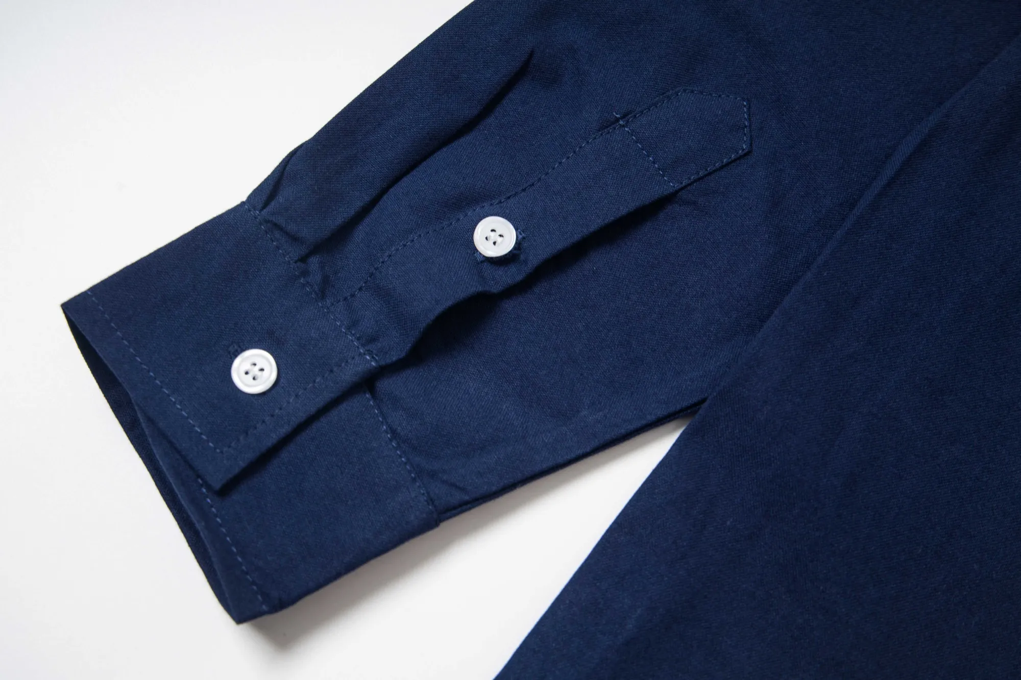 🅿️250 New: Style number: B141 Ralph Lauren/Ralph Lauren classic small label couple's long-sleeved shirt 1️⃣ Made of high-quality fabrics, the upper body is soft and comfortable, extremely delicate, and feels solid, smooth and soft. The fabric has the characteristics of being wrinkle-free and has an invincible feel. The details are perfectly handled! 2️⃣The workmanship details are perfectly controlled. They are all hemmed with vest technology, and the inside of the sleeves are also used. Different from the four-needle and five-thread workmanship, the collars are also all designed with interlining, showing high-end fashion and individuality, and the style is fashionable, simple and elegant! 3️⃣It is very youthful and energetic, and can be easily worn by both men and women. It is very in line with the fashion aesthetic concepts of today's young people! Color: Black, White, Navy Size: S, M, L, XL